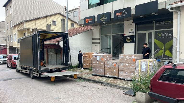 Altunizade Nakliyat Liftli Kamyon & Kamyonet Hizmeti