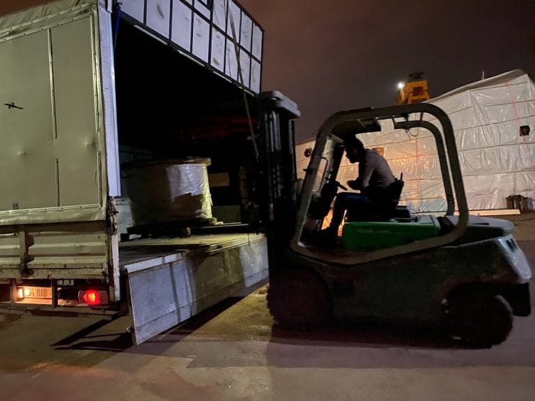 KADOSAN nakliyat hizmetinde forklift ile güvenli ticari yük taşıma işlemi