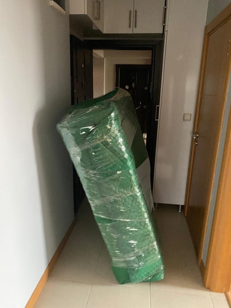 Meclis nakliye hizmetinde profesyonel şekilde paketlenmiş büyük ev eşyası taşıma işlemi