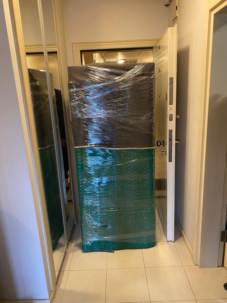 Ömerli nakliyat hizmetinde korumalı şekilde paketlenen ev eşyası