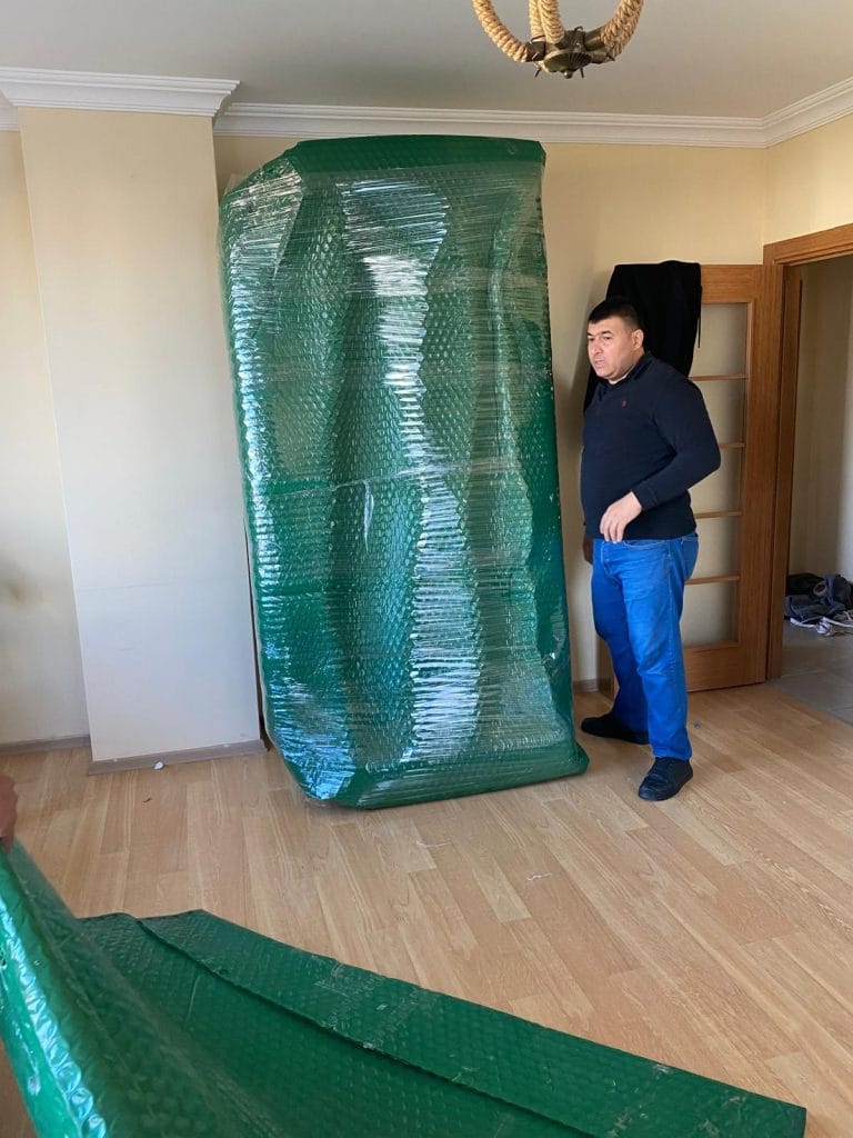 Sancaktepe nakliyat hizmetinde ambalajlanmış büyük mobilya ve güvenli taşıma işlemi
