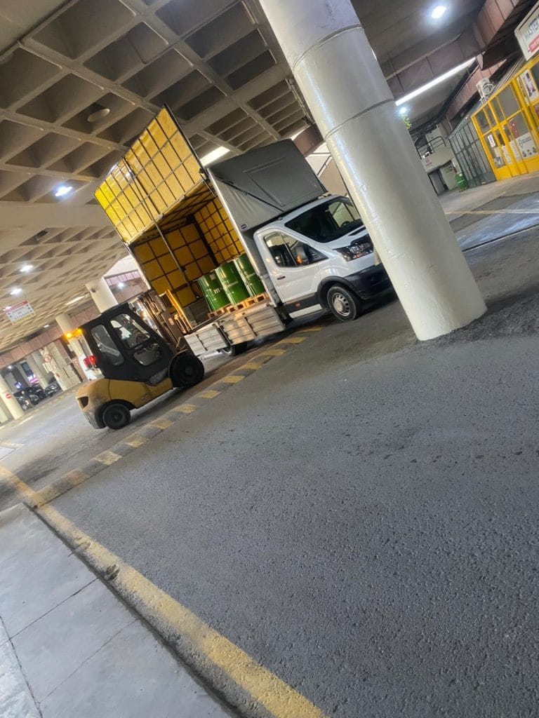 Avcılar bölgesinde forklift ile kamyon yükleme ve paletli ürünlerin profesyonel nakliyat süreci