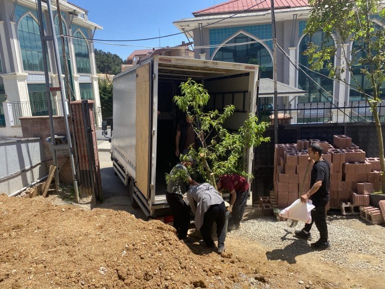 Bahçeşehir bölgesinde kamyon ile yapılan profesyonel taşıma ve lojistik hizmeti.