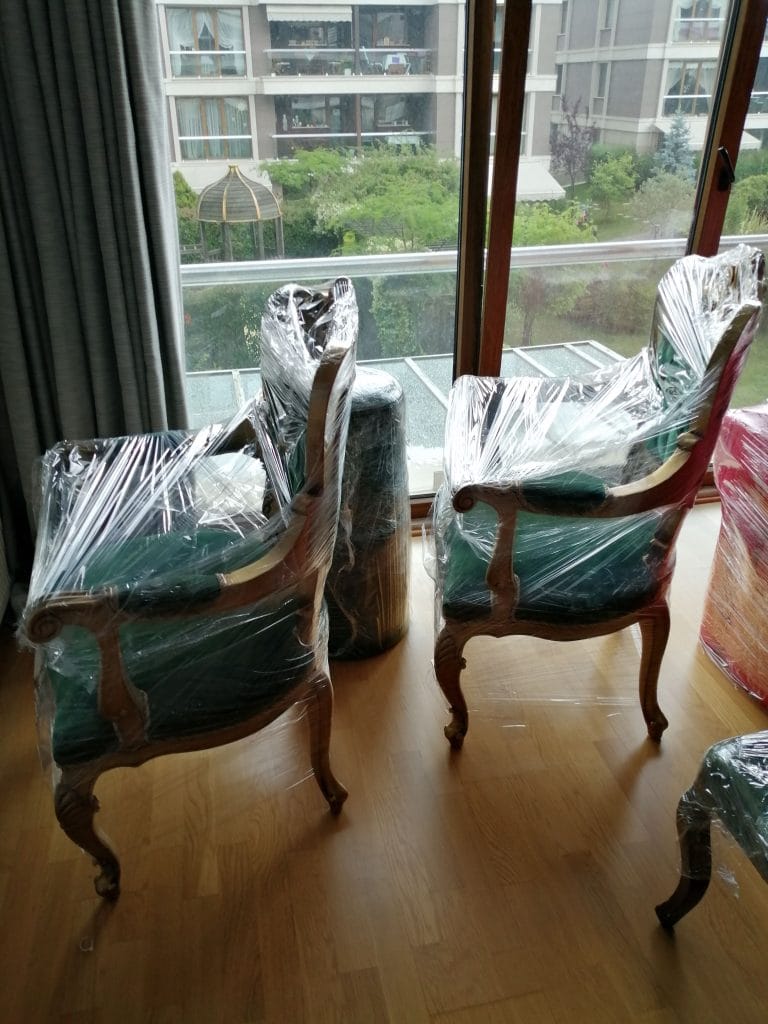 Çeliktepe nakliyat hizmetinde özel korumalı ambalaj ile paketlenmiş koltuk ve sandalye taşıma hazırlığı