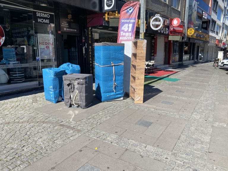 Esenler evden eve nakliyat hizmetinde profesyonel paketlenmiş eşya taşıma süreci