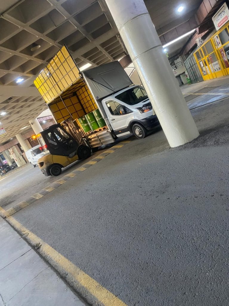 Gaziosmanpaşa nakliyat liftli kamyonet nakliye hizmeti ile paletli yük taşıma
