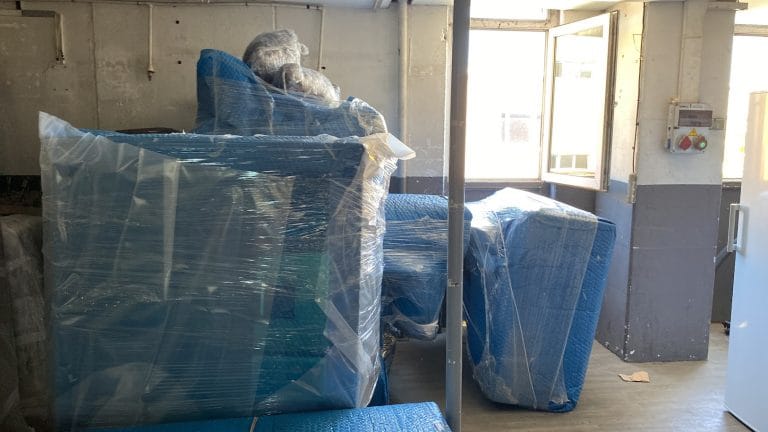 Güneşli evden eve nakliyat sürecinde mobilyaların taşınma öncesi korumalı şekilde paketlenerek güvenli taşıma alanına hazırlanması