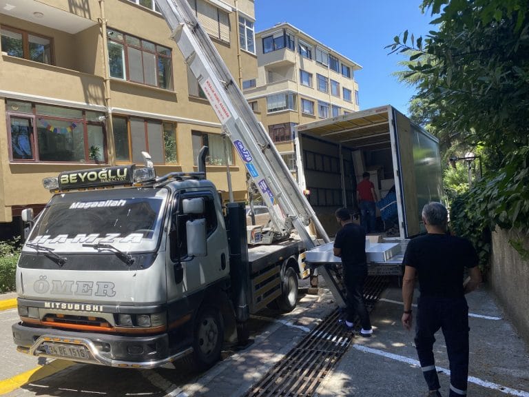 Güngören nakliyat hizmetinde asansörlü taşıma sistemi ile kamyon üzerinden güvenli eşya taşıma işlemi