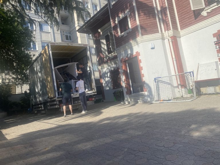 İkitelli evden eve nakliyat kamyonu ve profesyonel eşya taşıma hizmeti
