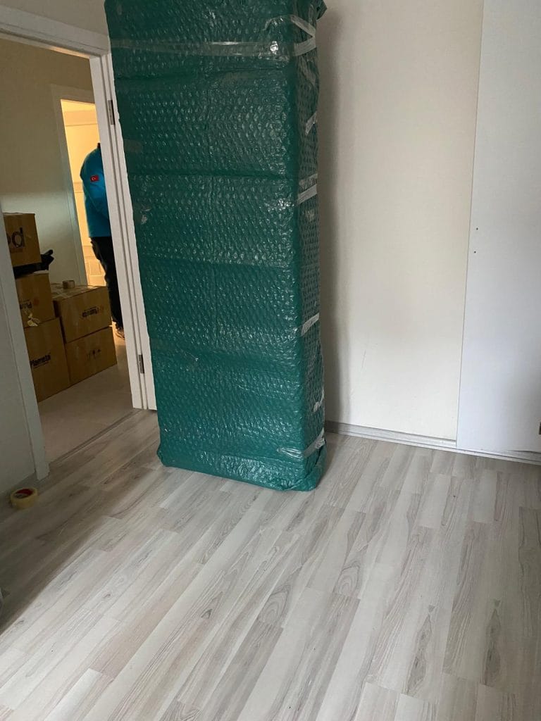 Karaköy Nakliyat Taşınma sırasında mobilyalarınızın çizilmemesi için yüksek kaliteli ambalaj malzemeleri ile gerçekleştirdiğimiz profesyonel paketleme çözümü
