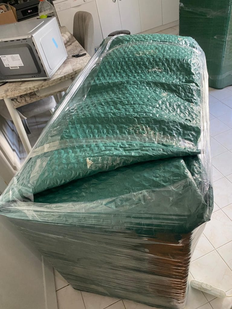 Kayışdağı evden eve nakliyat, eşyaların balonlu ambalajla paketlenmesi.