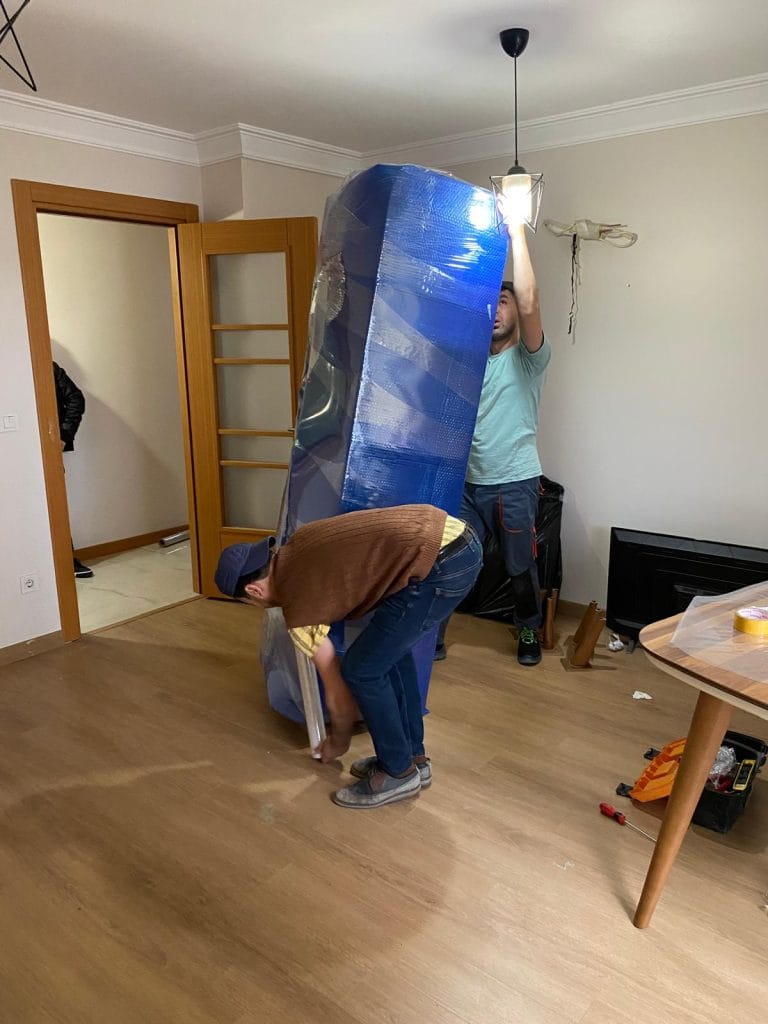 Kayışdağı nakliyat ekibi, mobilyaların güvenli taşınması için paketleme yapıyor.