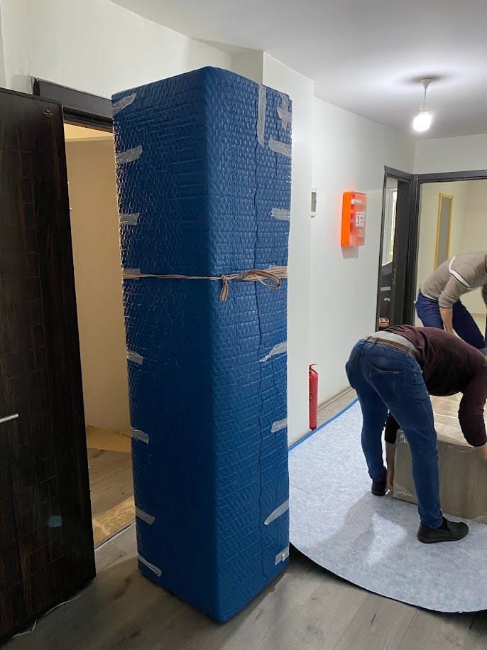 Kemerburgaz nakliyat evden eve nakliyat hizmetinde profesyonel şekilde paketlenmiş dolap taşıma işlemi