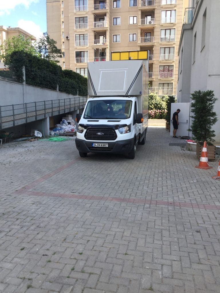 Laleli nakliyat hizmetinde apartman önünde konumlanan kamyonet ile şehir içi eşya taşıma operasyonu