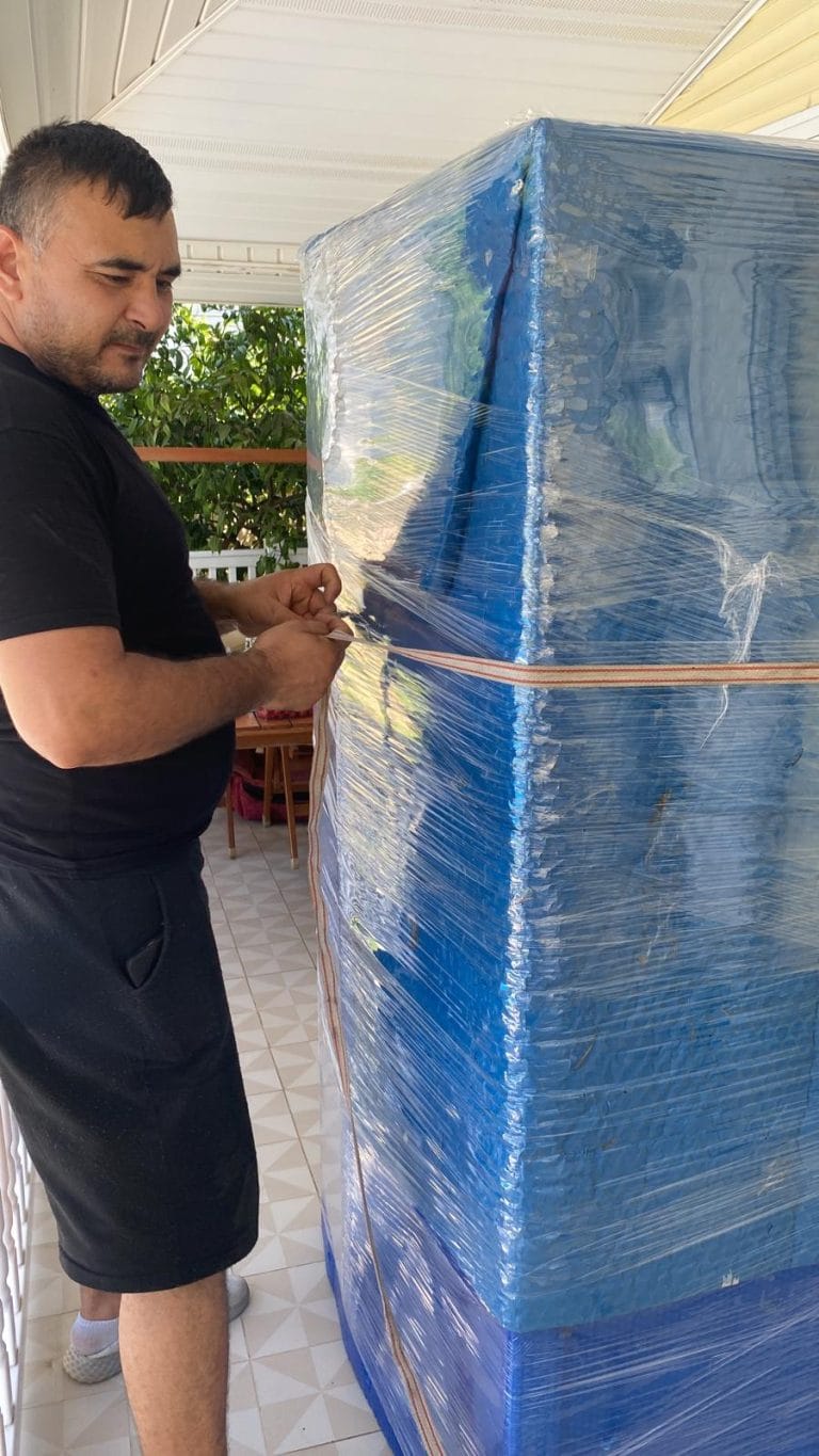 Altunizade nakliyat hizmetinde büyük mobilyaların korumalı şekilde paketlenerek taşınması