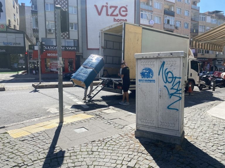 Halkalı nakliyat hizmetinde kamyon ile güvenli eşya yükleme işlemi