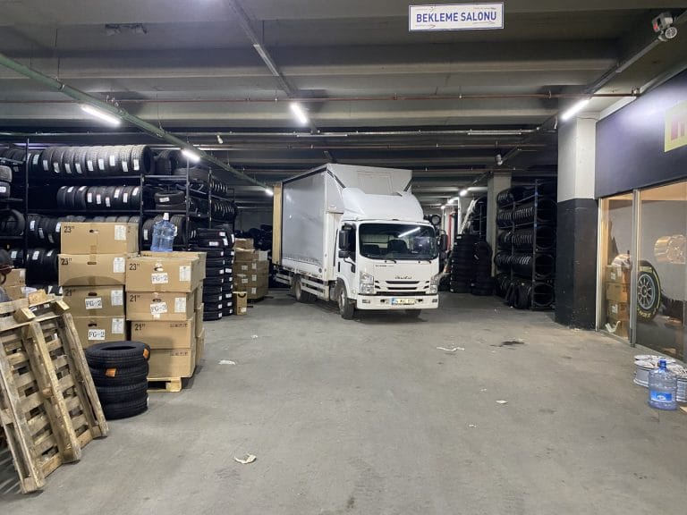 İstanbul Bursa şehirler arası nakliyat hizmetinde kolili ve paletli ticari yükleri taşıyan kapalı kasa kamyon