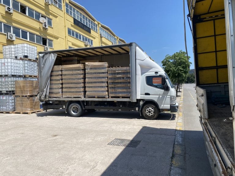 İstanbul Düzce şehirler arası nakliyat paletli yük taşıma hizmeti kapsamında kamyon ile sanayi tesisinde yüklenen paletli ticari ürünler.
