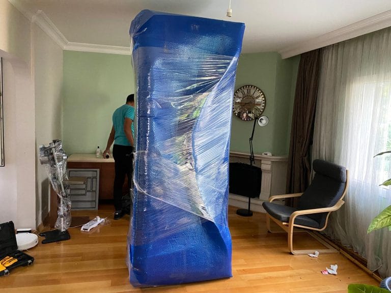 İstanbul Yalova nakliyat hizmetinde koruyucu ambalaj ve streç film ile paketlenen büyük ev eşyası