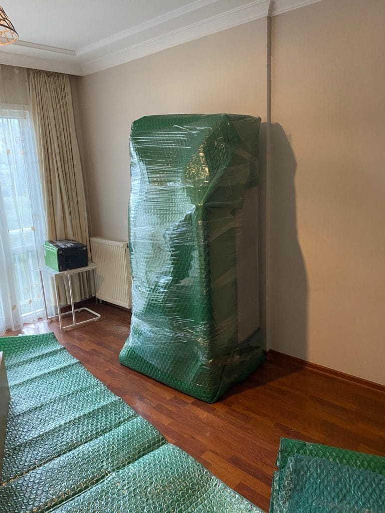 Merter nakliyat hizmetinde koruyucu balonlu ambalaj ile paketlenmiş ev eşyası