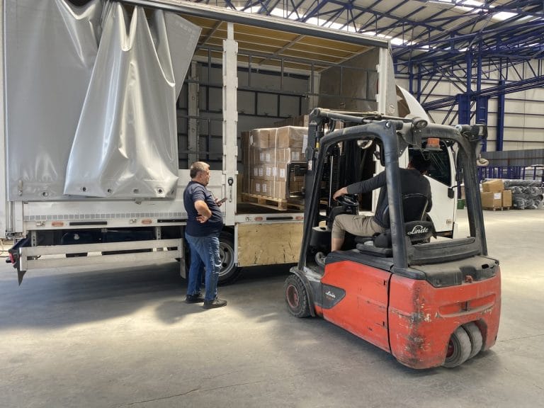 Merter nakliyat hizmetinde paletli yüklerin forklift ile kamyona profesyonel şekilde yüklenmesi.