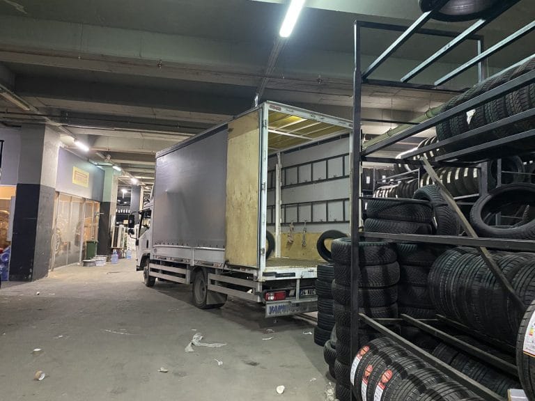 Sefaköy nakliyat hizmetinde paletli yüklerin forklift ile kamyona güvenli şekilde yüklenmesi