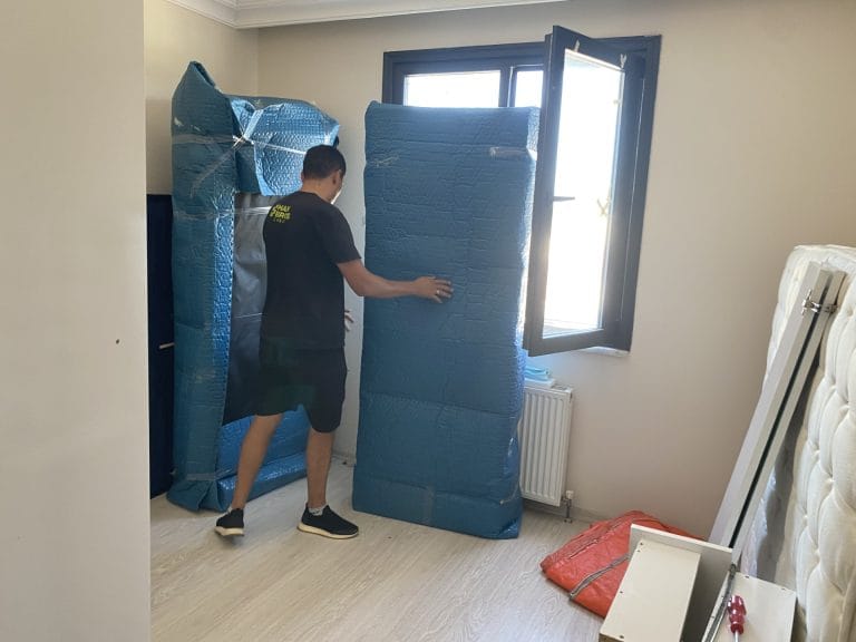 Zeytinburnu evden eve nakliyat hizmetinde mobilyaların profesyonel koruyucu ambalaj ile paketlenmesi