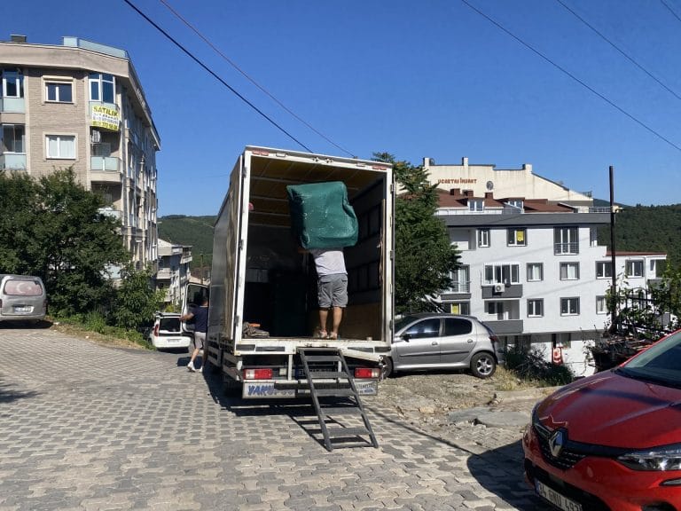 Zeytinburnu nakliyat hizmeti kapsamında profesyonel şekilde paketlenen ev eşyalarının kamyon kasasına güvenli olarak yüklenmesi